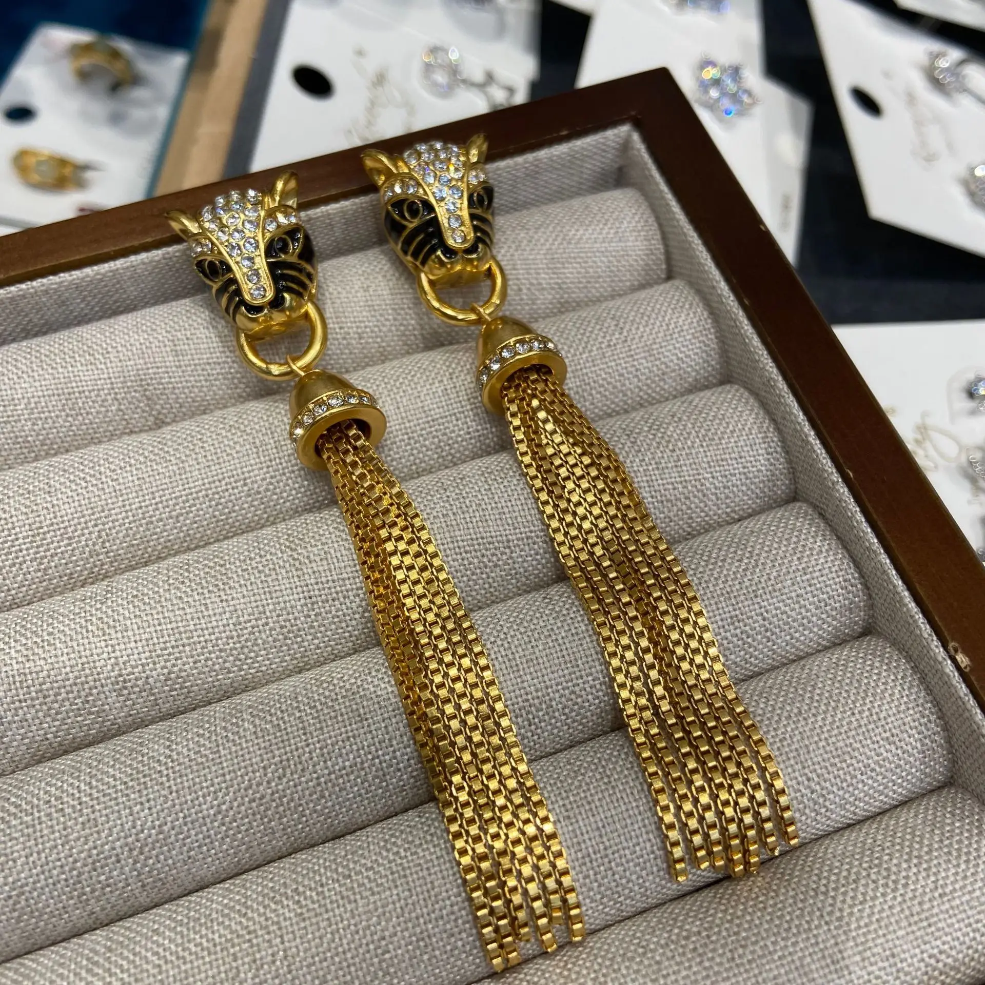 

2025 властные леопардовые длинные женские золотые серьги-подвески с кисточками, средневековые винтажные аксессуары, женские украшения, подарки для банкета