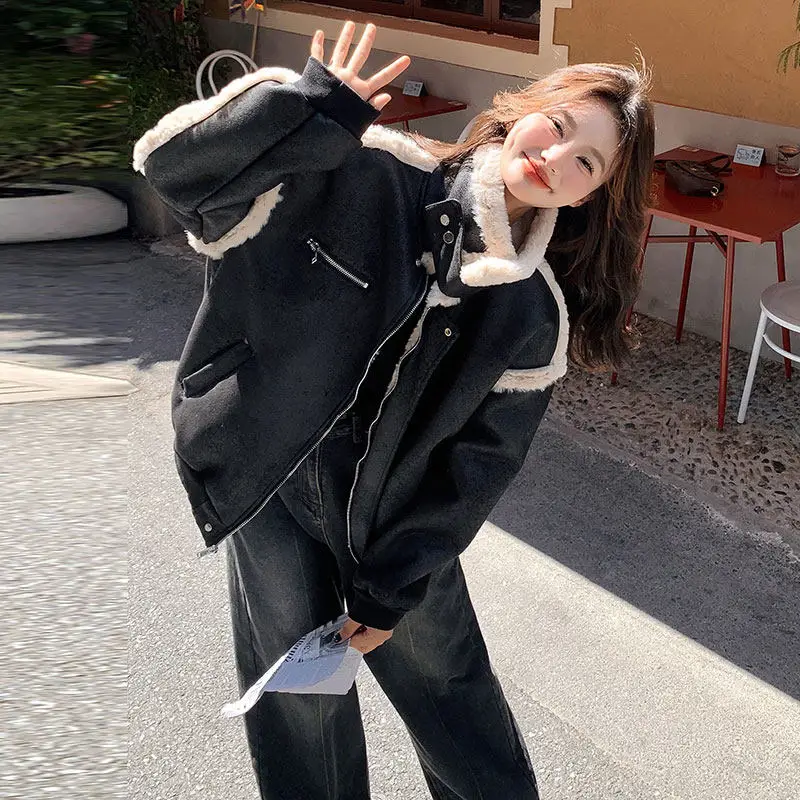 

Черное пальто из овечьей шерсти для женщин, короткое зимнее пальто нового фасона, утепленная теплая куртка с дизайнерским акцентом, из кожи и шерсти.