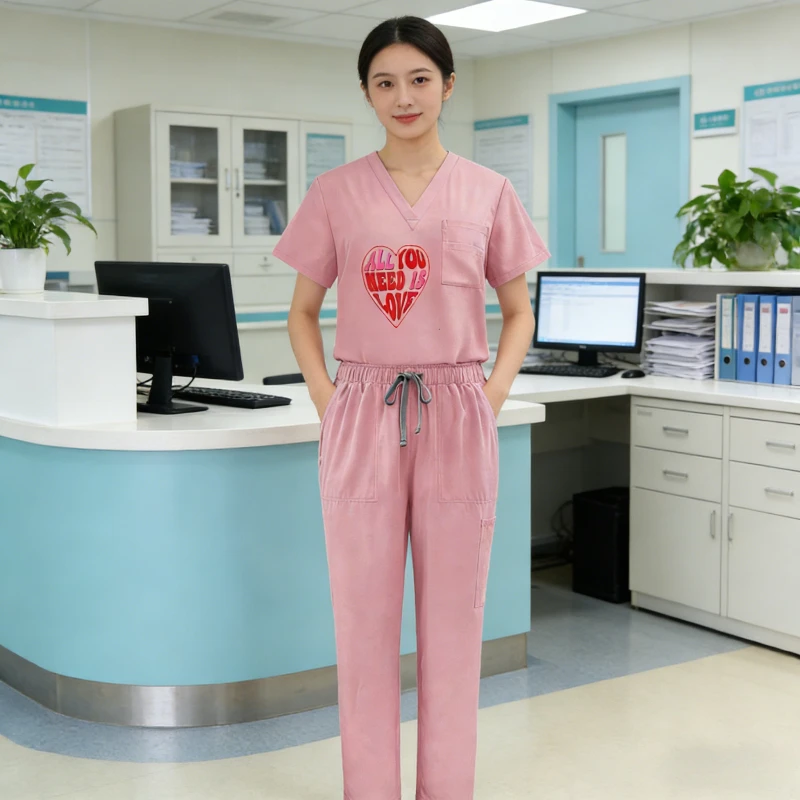 Benutzerdefiniertes bedrucktes medizinisches Krankenschwester-Set, Unisex, V-Ausschnitt, kurzärmelig, mehrere Taschen, waschbare Arbeitsuniform