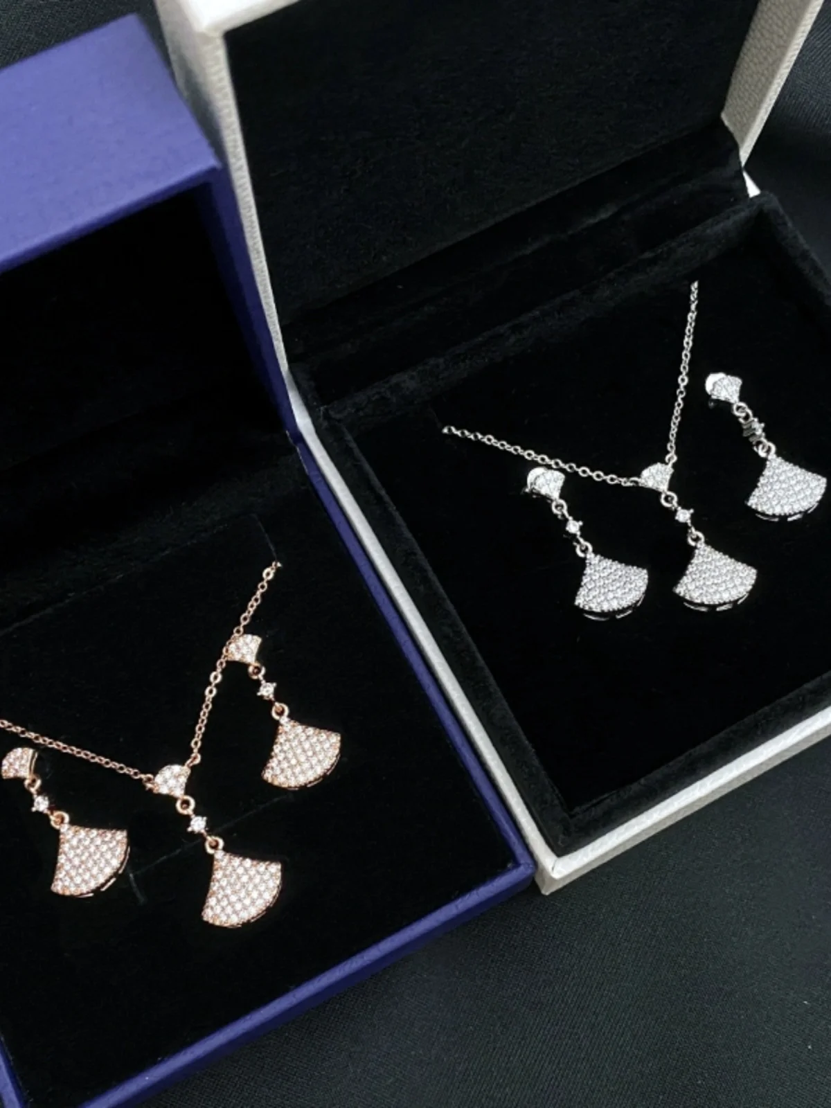 conjunto-de-colar-classico-com-diamantes-pequenos-para-mulheres-elegante-versatil-moderno-luxo-leve-joia-de-corrente-par
