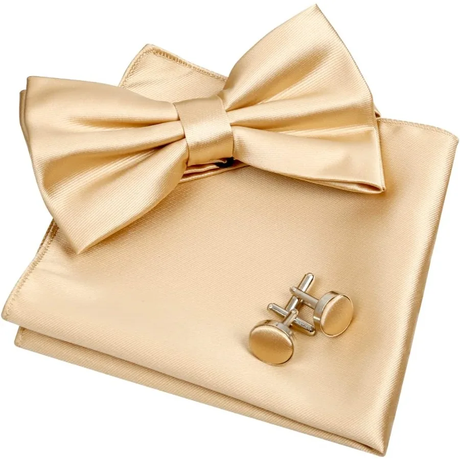 ชุดสูทผู้ชายสุดหรู ประกอบด้วยเนคไทโบว์ ผ้าเช็ดหน้า และกระดุมข้อมือ เหมาะสำหรับงานเลี้ยงแบบ Black Tie งานแต่งงาน และงานกาล่า