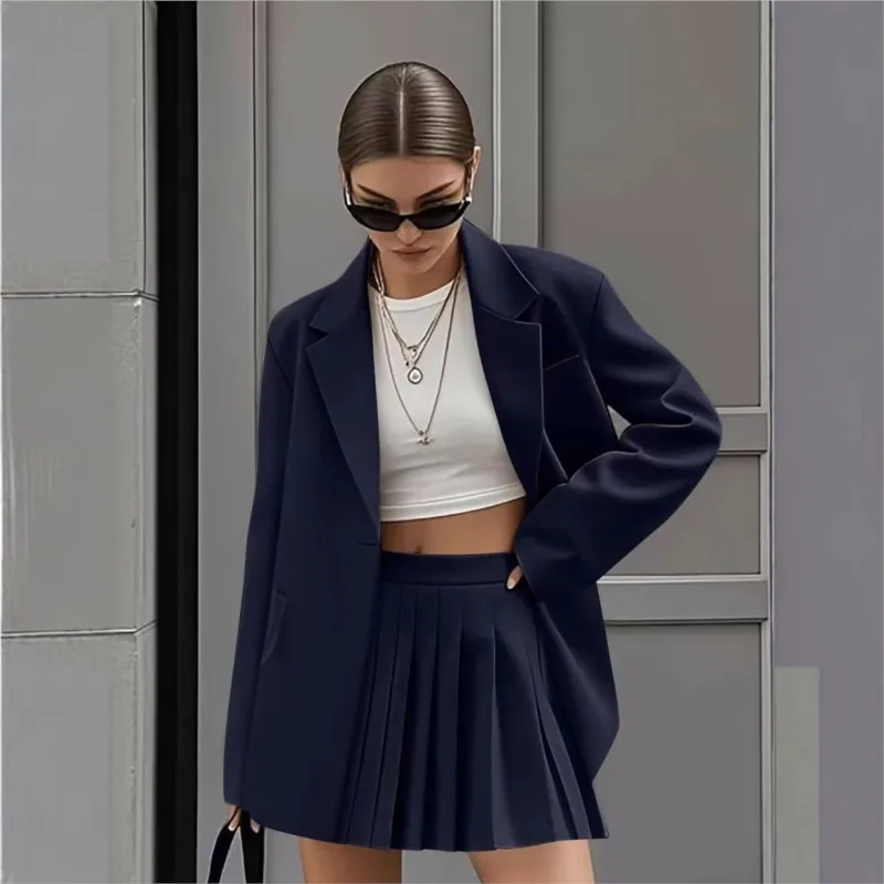 سترة بدلة بأكمام طويلة وياقة على شكل طية صدر السترة + تنورة قصيرة مطوية بلون سادة لبدلة التنقل النسائية غير الرسمية للربيع والخريف