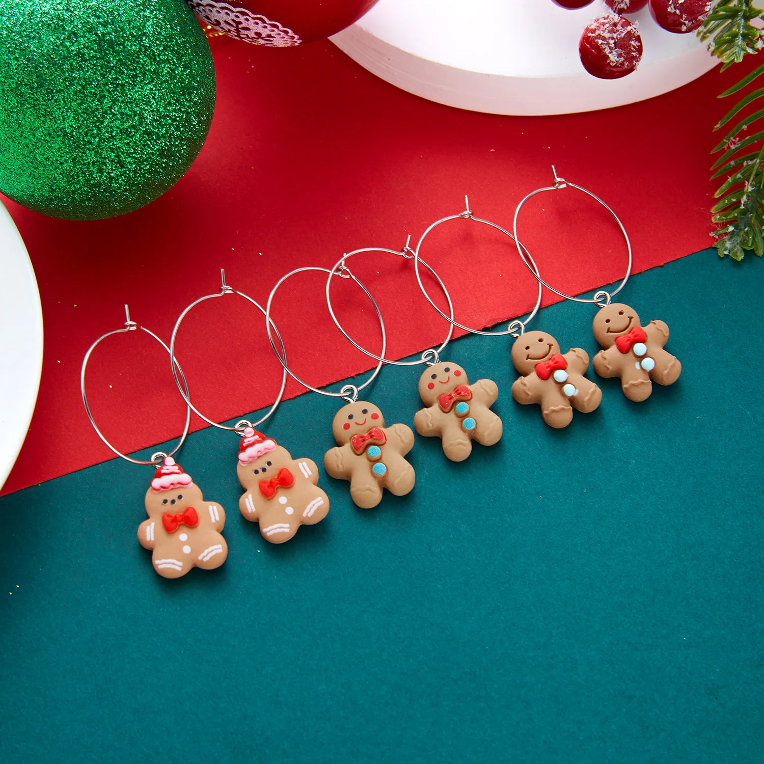 3 Paar große Kreisohrringe mit Lebkuchenmann-Motiv für Damen, einfache Ohrringe aus Kunstharz mit simulierten Keksen, Weihnachtsohrringe, Party-Schmuck, Geschenke – Detail 5