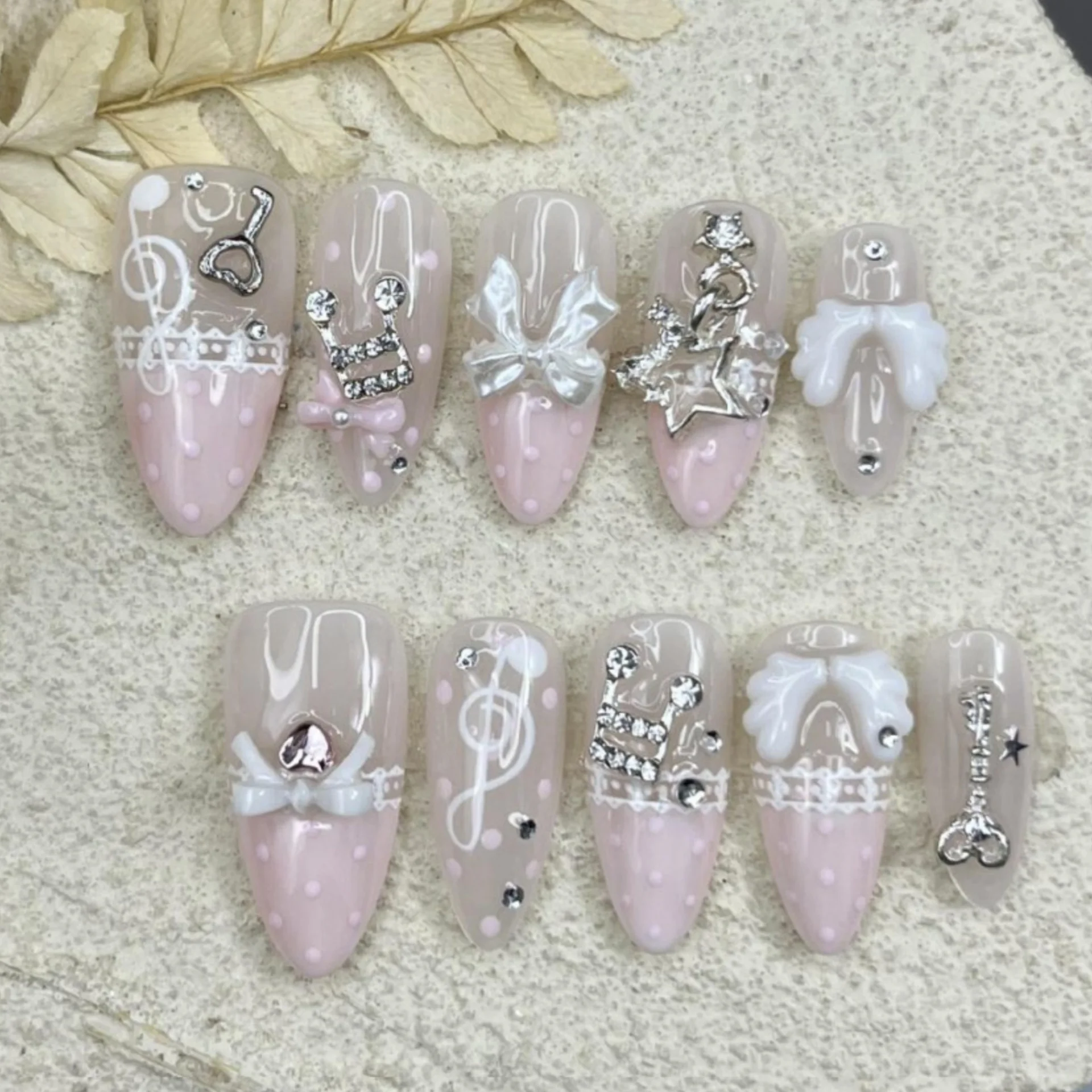 

10 шт. накладных ногтей с музыкальными нотами, розовые, в стиле ретро, милые, в горошек, французские, миндалевидные, ручной работы, 3D, с бантом, звездами, крыльями, стразами