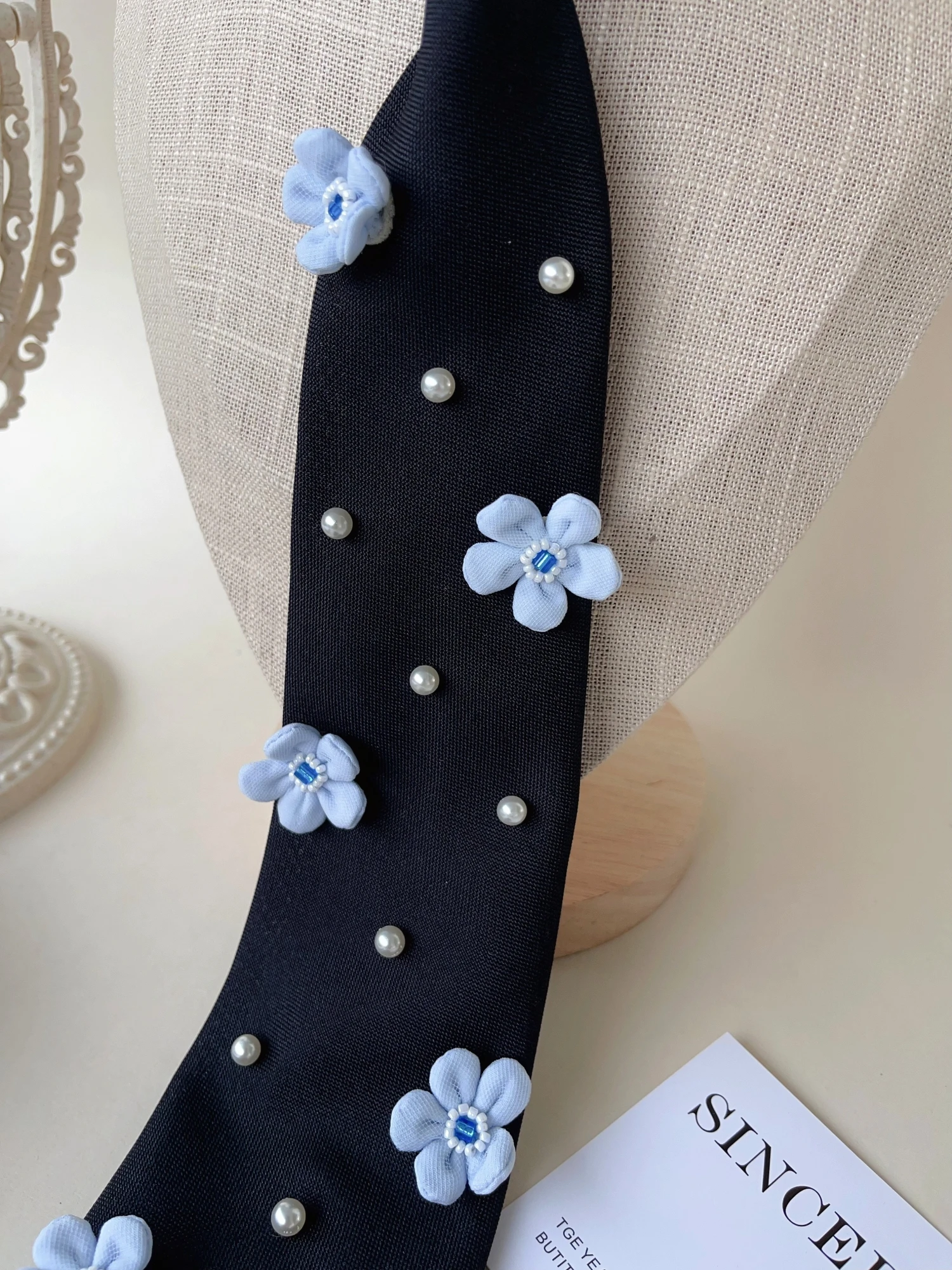 【2025 Neue Kollektion im Sanften Stil】Stoffblumen-Perlen-Dekoration Damen-Krawatte für Abendpartys, Verstellbares Halsband, Leichter Luxus, Doppelnutzung, Vielseitiges Frühlings-/Sommer-Accessoire, Elegantes Accessoire – Detail 3
