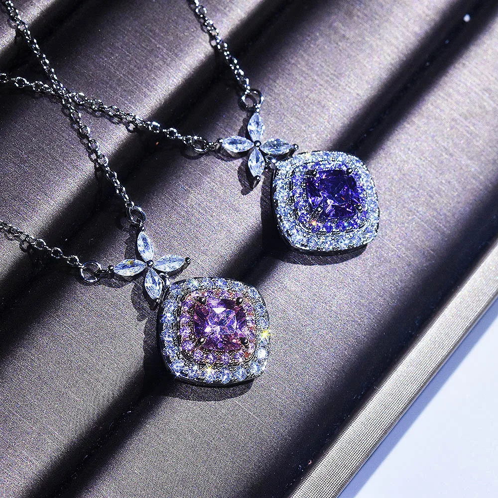 Modische S925 Sterling Silber Halskette mit luxuriösem Schleifenanhänger aus rosa Kristall und leicht eingesetztem quadratischem lila Anhänger.