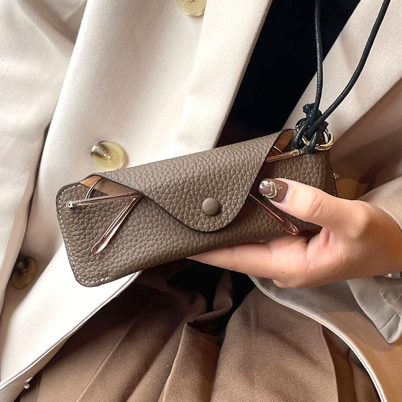 Custom Initials PU หนังแว่นตากระเป๋าพร้อมสายคล้องคอ Luxury Travel Portale แว่นตากันแดดกระเป๋าแฟชั่นกล่องแว่นตา