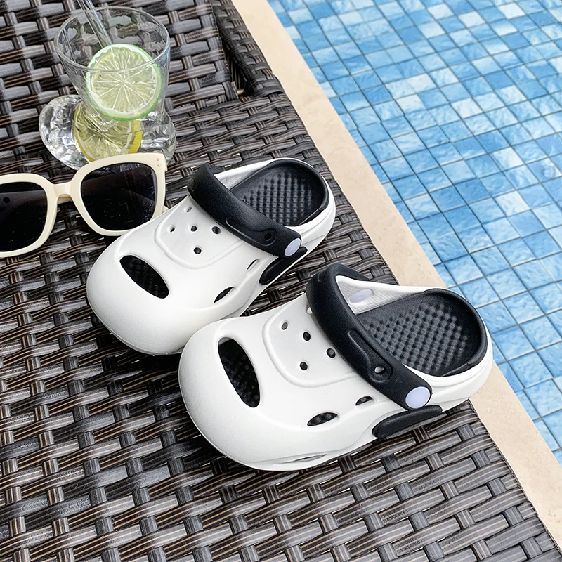 

A Pair of Children's Clogs, Wear-Resistant, Soft-Soled, Comfortable Children's Shoes, Thick-Soled Slippers for Outer Wear