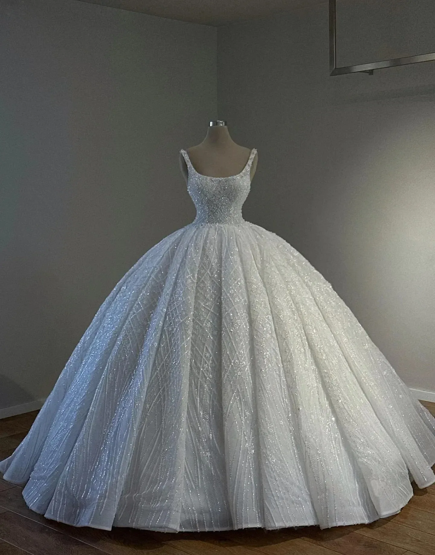 

Custom New Gorgeous Princess Crystal Ball Gown Wedding Dress Straps Sequins Beading Sweep Train Bridal Gowns Vestido De Novia
