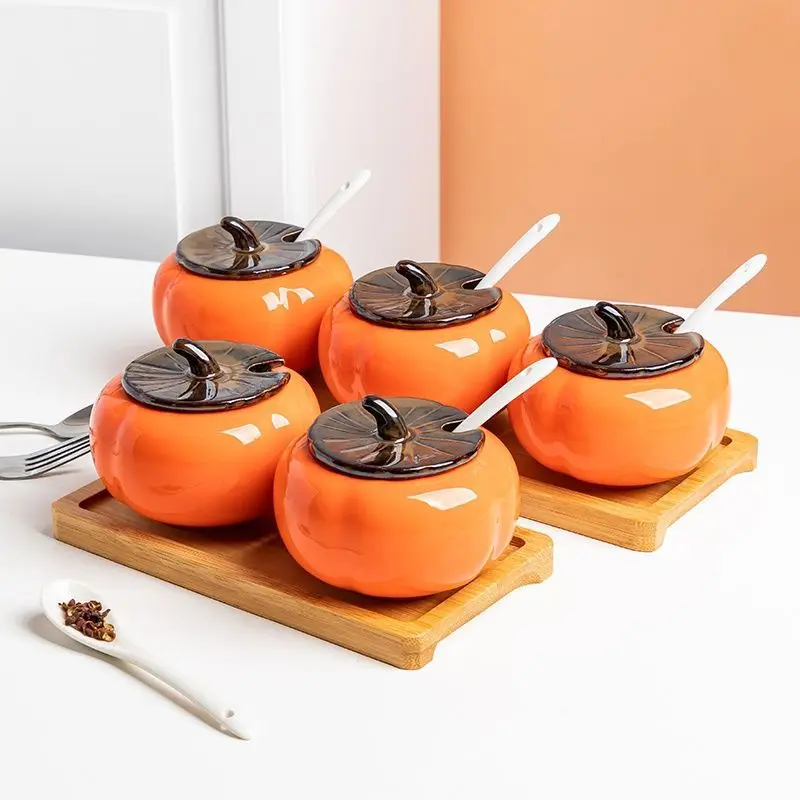 

Мультяшная банка для приправ с хурмой и крышкой и ложкой, бытовая керамическая банка для соли, банка для сахара, креативная персонализированная бутылка для приправ