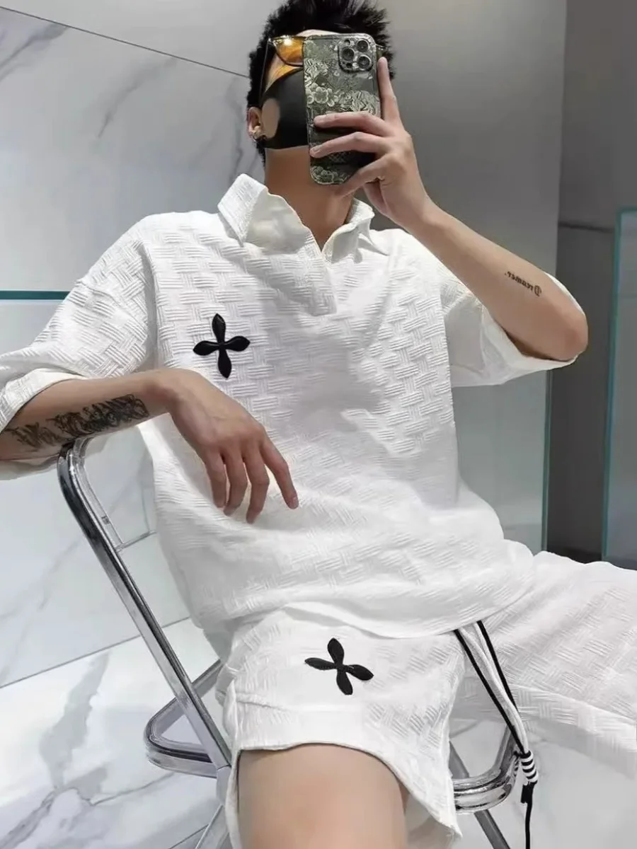 

Летний новый комплект с полосатым принтом для мужчин: дышащий модный комплект из пяти предметов с коротким рукавом, шорты, полиэстер, молодежный повседневный стиль.