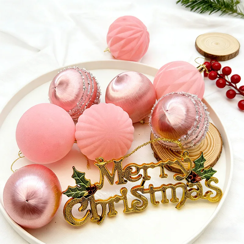 15個入り、8cmのベルベット素材のクリスマスオーナメント。手描きで装飾された、ワインレッドとピンクのクリスマスツリー用オーナメント。ギフトボックス入り。