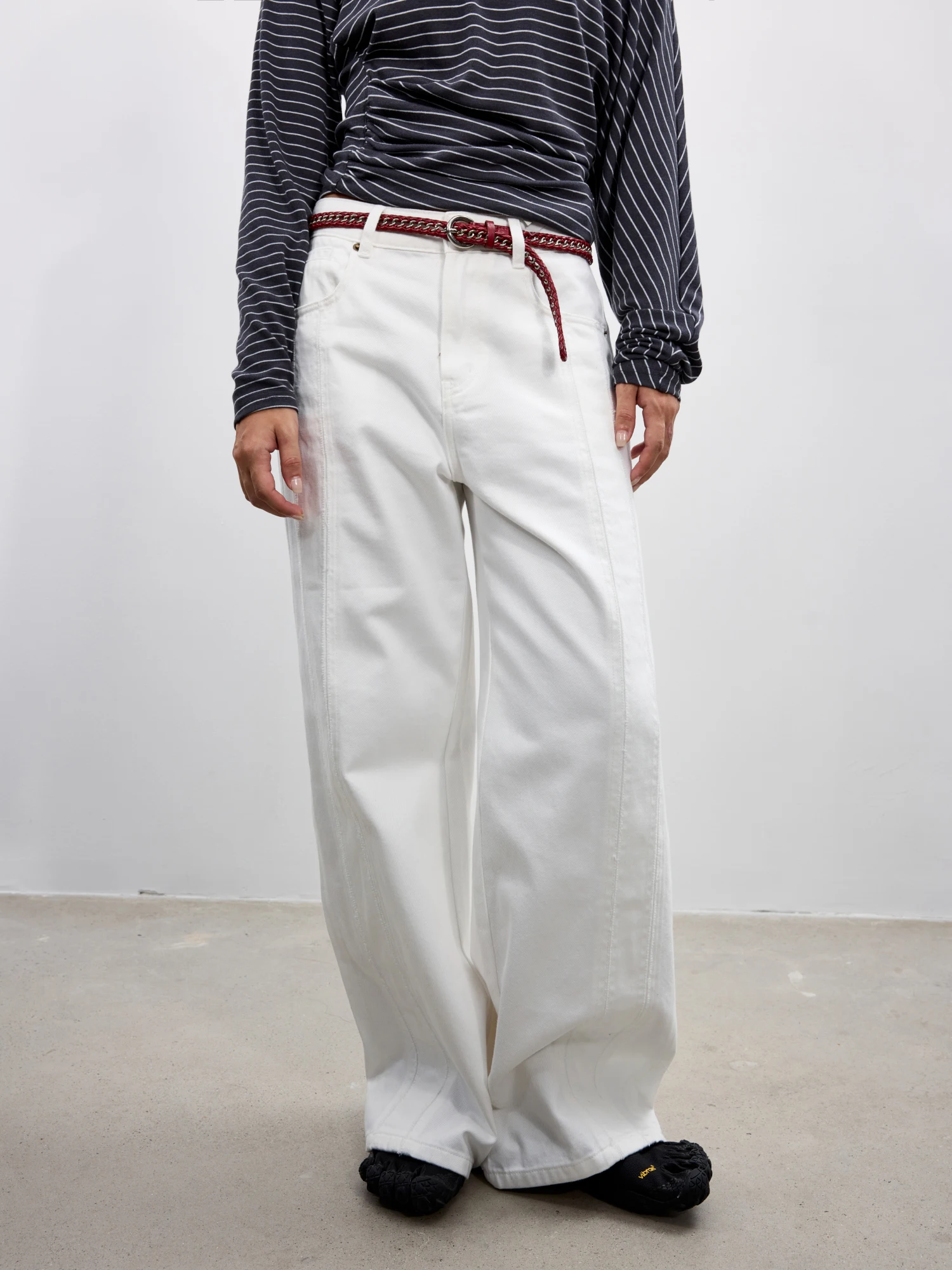 

Retro White Frayed Patchwork Design Loose Straight Natural Waist Denim Jeans Women's Style Cotton Fabric Ladies Fashion