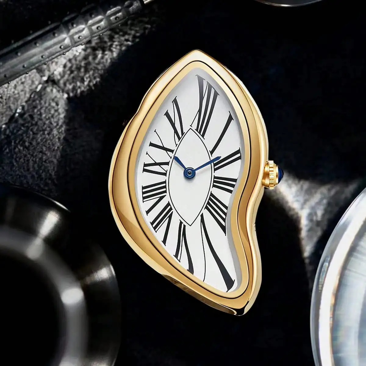 

Абстрактные кварцевые часы с циферблатом в форме капли, римскими цифрами и золотым корпусом