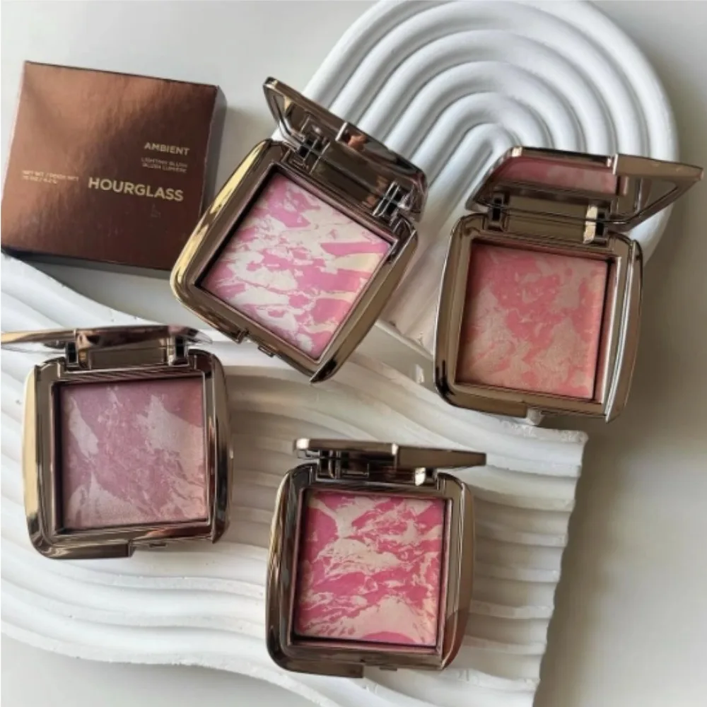 

Мягкие натуральные матовые румяна с эффектом мрамора Hourglass Ambient Lighting Blush: сексуальный, нежный сияющий оттенок, создающий атмосферу тепла и уюта.