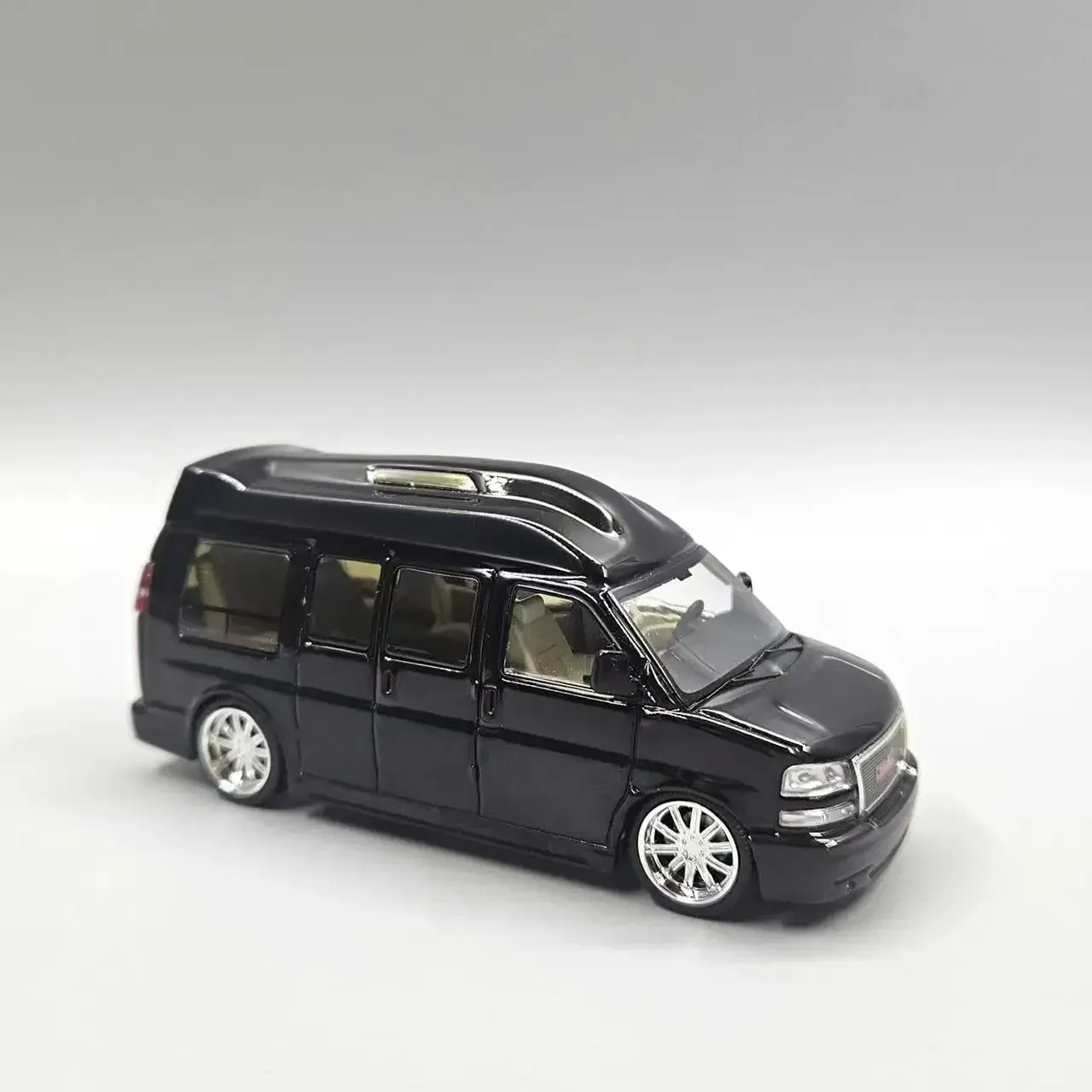 

GOC 1:64 GMC Black limited 800 Diecast Model Car