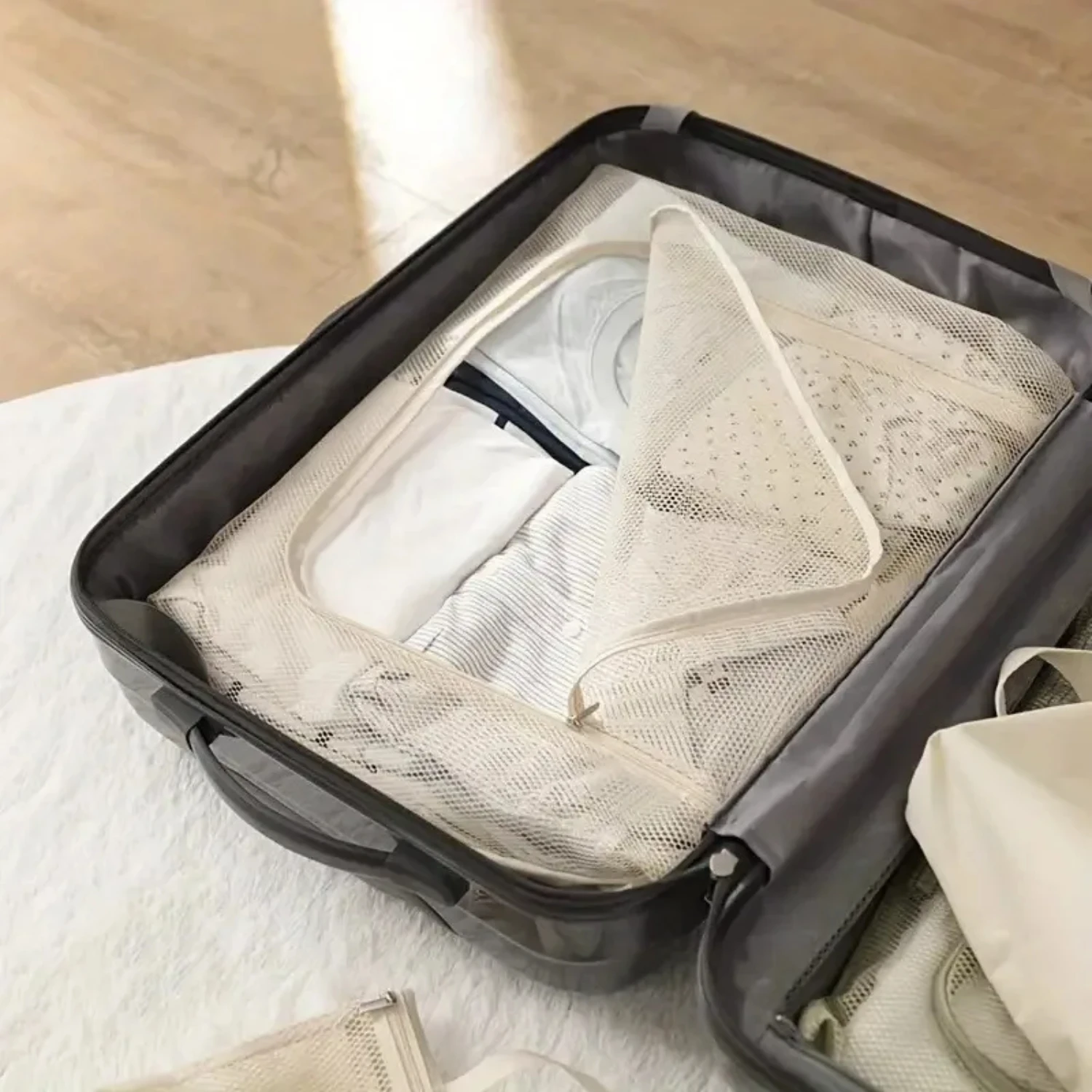 Large Capacity Portable Mesh Travel Suitcase Clothes Organizer - Organize your Clothing Efficiently on the Go