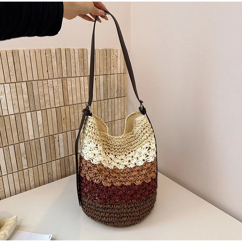 Gestreifte Colorblock-Strohtasche zum Umhängen, handgefertigte Bucket Bag für den Strandurlaub, Damen Sommer Casual Handtasche mit Farbkontrast – Detail 2