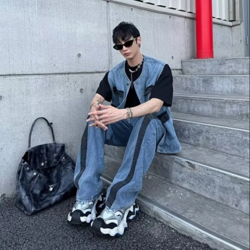 

Модный мужской комплект из 2 предметов: джинсовый жилет с цветными блоками и брюки прямого кроя. Дерзкий стиль, универсальный дизайн. Новинка 2026 года.