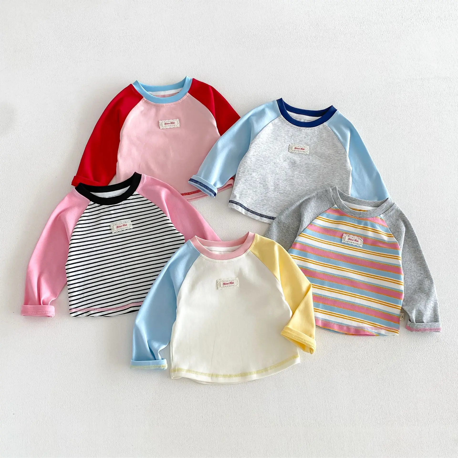 Herbst-Kinder-Langarm-T-Shirt mit Buchstaben-Aufnäher, Streifen und Farbblockierung für Mädchen und Jungen, Weiche Baumwolle Kinderkleidung – Detail 1