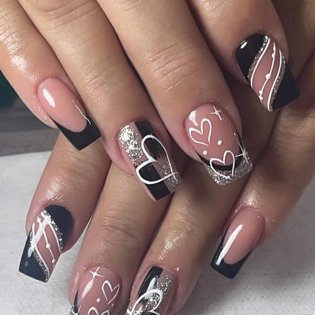 24-teiliges mittelgroßes quadratisches rotes Frankreich-Kunstnägel-Set mit vollständiger Abdeckung – kurzer Sarg zum Aufdrücken der Nägel, Liebesdesign für Mädchen, Mutter, Frauen, Geschenk – Detail 6