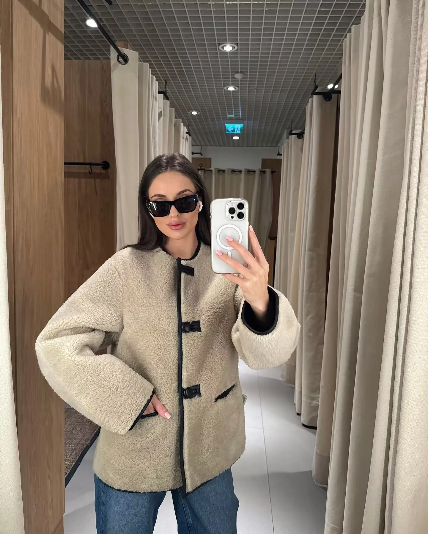 เสื้อแจ็คเก็ตขนเฟอร์เทียมหนานุ่ม อุ่นสบายสำหรับฤดูหนาวใหม่ เสื้อโค้ทผู้หญิง แขนยาว ติดกระดุมด้านหน้า สไตล์เก๋ไก๋ เสื้อคลุมแฟชั่นสำหรับผู้หญิง เสื้อผ้าแฟชั่น