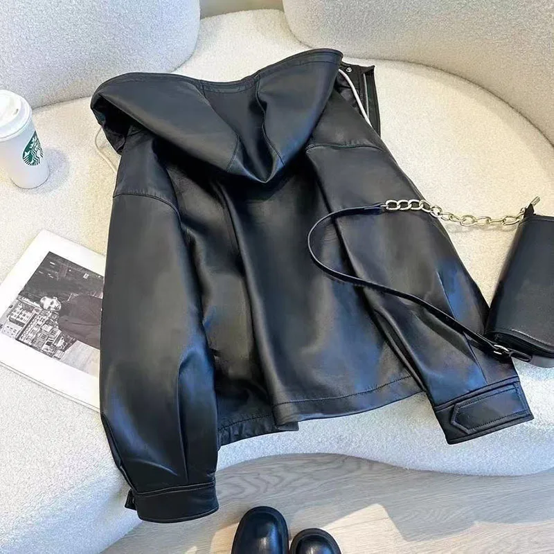 Giacca in pelle Pu con cappuccio nera da donna Primavera Autunno Nuova moda Stile occidentale Advanced Sense Joker Cappotto in pelle Pu Top femminili