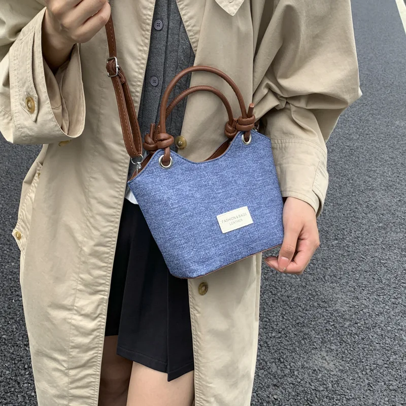 

Новая женская сумка в корейском стиле класса люкс: модная сумка-кроссбоди с цветовыми блоками, сумка через плечо для поездок на работу, джинсовая сумка-тоут с лоскутным шитьем.