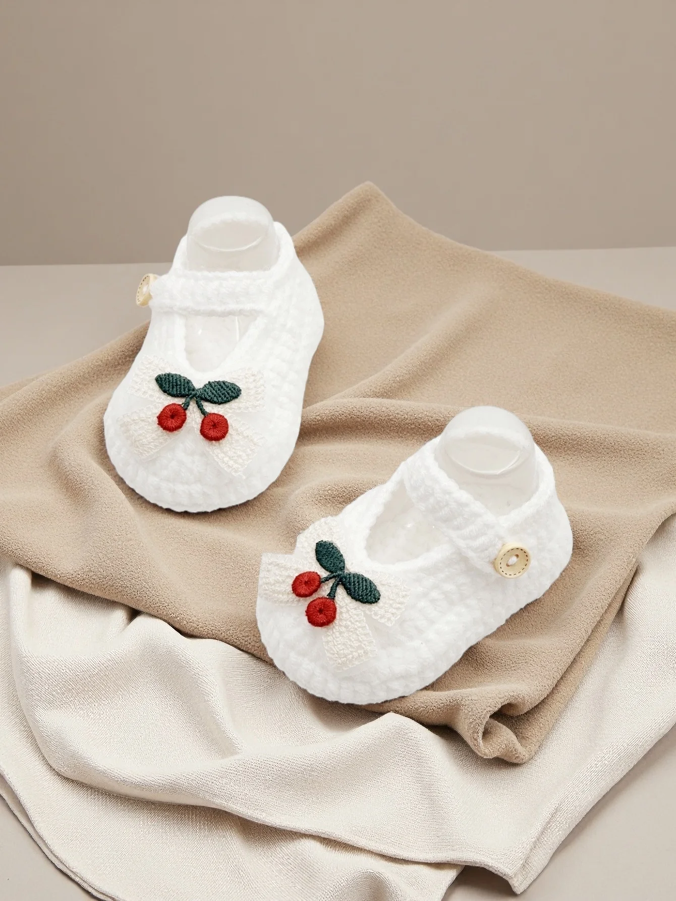 

1 пара тапочек Мэри Джейн с вышивкой вишни для маленьких девочек, белые пинетки с ремешком на щиколотке, обувь для первых ходунков на мягкой подошве для младенцев