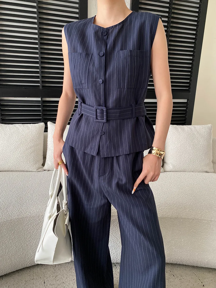 Sommerliches Damen-Set mit Rundhalsausschnitt, gestreiftem Schnürbund, ärmelloser Weste und lässiger Hose – Detail 22