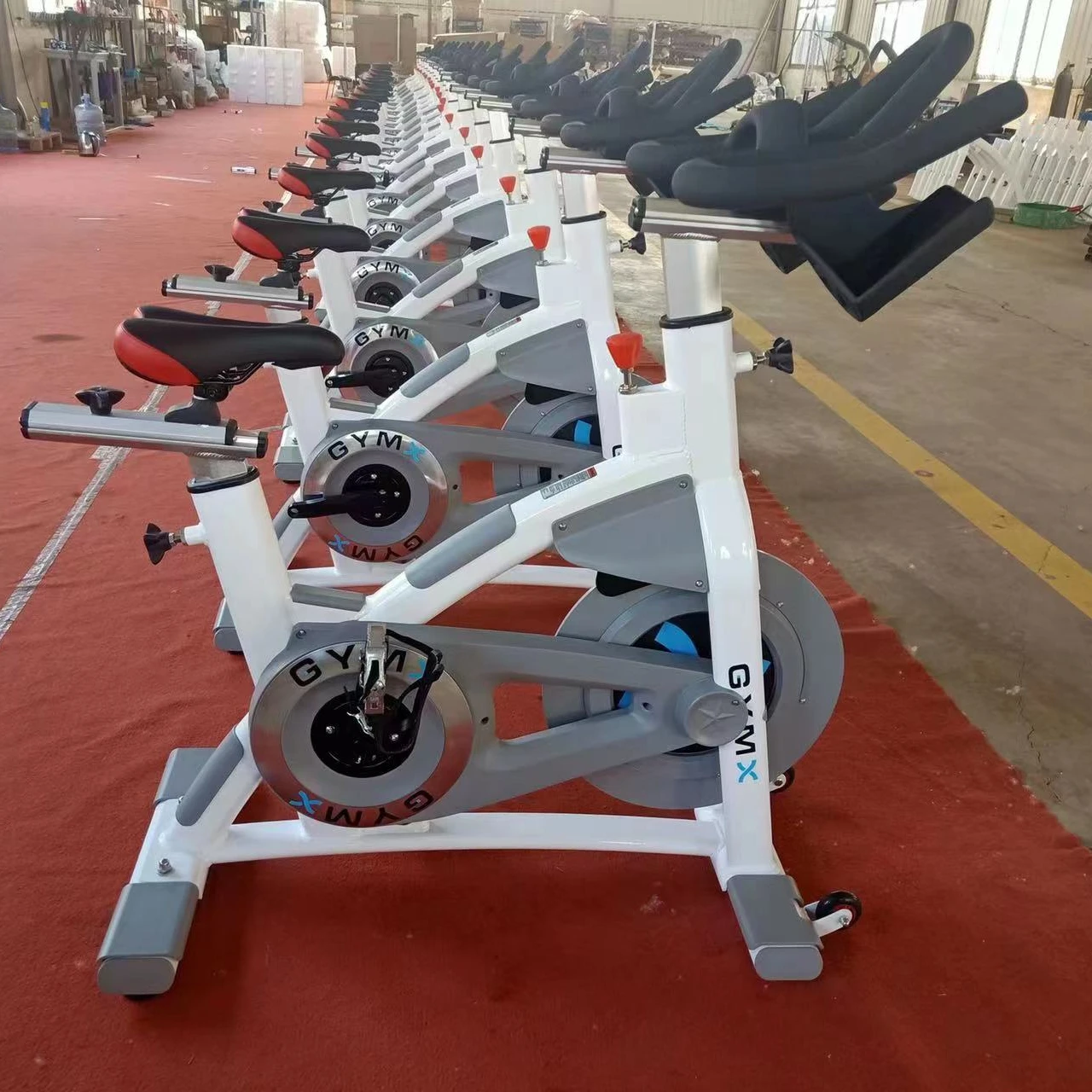 ممارسة الدراجة تدور الدراجة في الأماكن المغلقة ركوب الدراجات الدراجة التجارية الصالة الرياضية اللياقة البدنية ممارسة