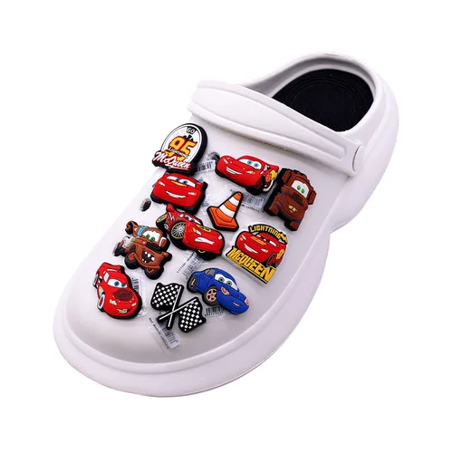 Imagen 2 del producto MINISO, 1 Uds., coches de película de animación originales, accesorios de colgantes para zapatos de PVC, relámpago McQueen, zuecos, hebilla, sandalias, decoraciones superiores