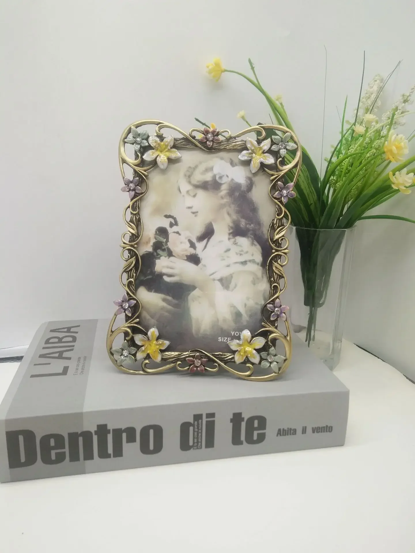 A European style retro small pendulum metal zinc alloy 6-inch 7-inch photo frame,