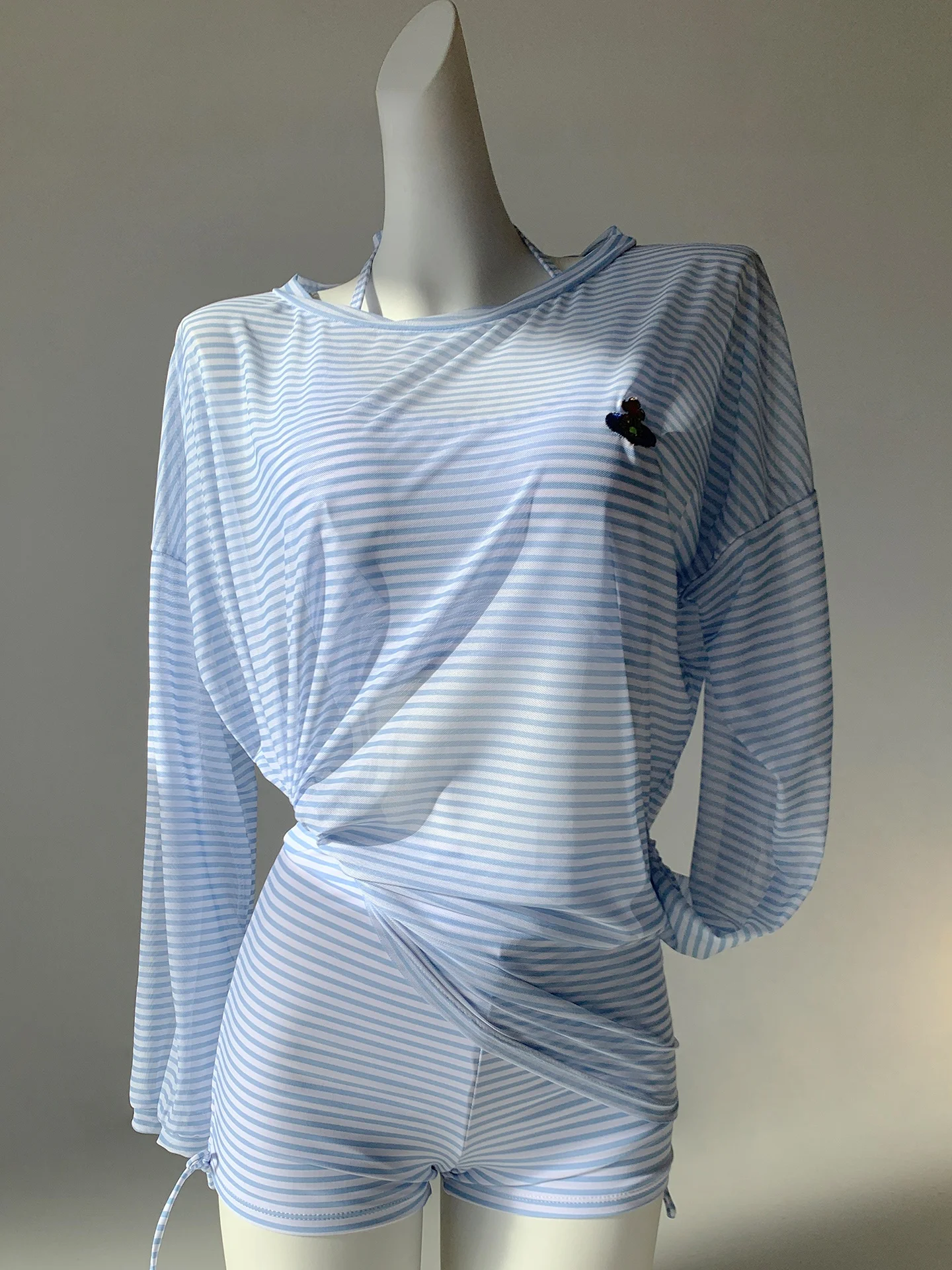 

Сине-белый милый комплект из двух предметов: консервативный купальник-футляр для женщин, для горячих источников, корректирующий фигуру, с накидкой, новинка 2026 года