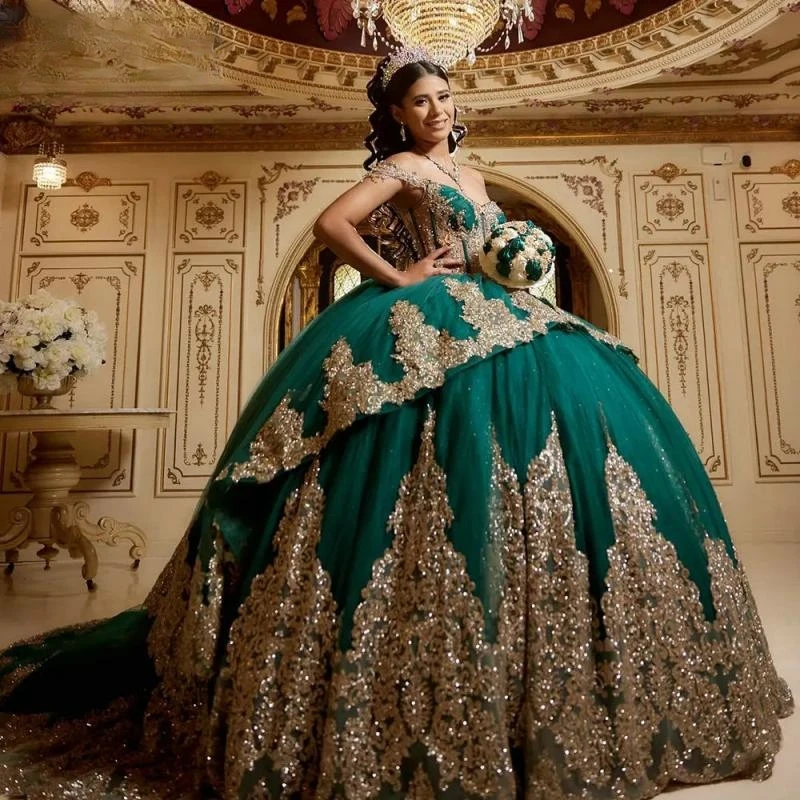 

Emerald Green Illusion Off The Shoulder Ruffles Quinceanera Dresses Ball Gown Gold Appliques Lace Tull Beads Corset Vestidos 15