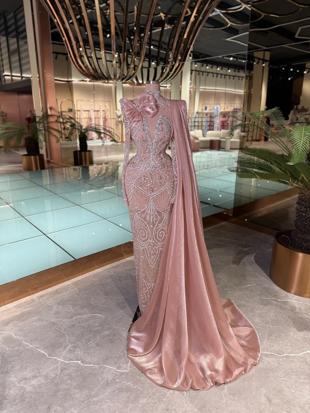 Rosa handgefertigtes Perlen-Abendkleid mit Schleife, exquisites Hochzeitskleid mit hohem Kragen, maßgeschneidertes bodenlanges Kleid für den roten Teppich