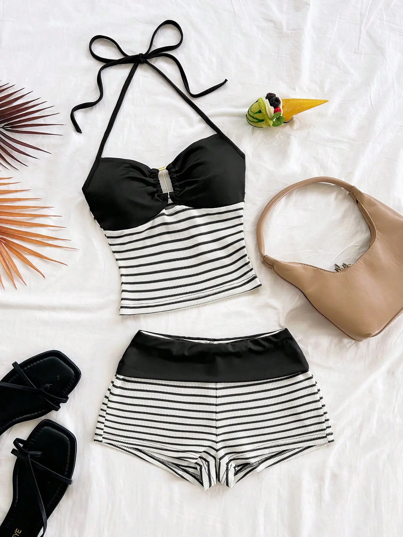 

Комплект из 2 предметов: полосатый вязаный топ-халтер и шорты с металлической пряжкой