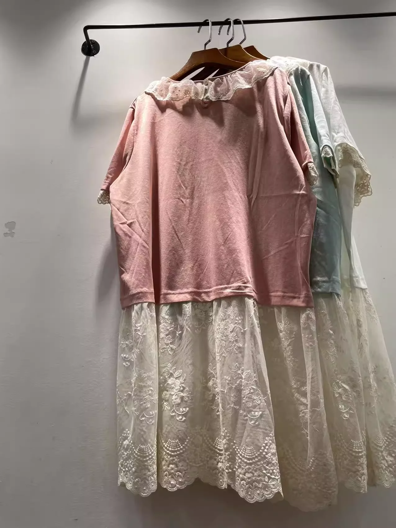 Mori kei moda koronkowy kołnierzyk kreskówka haftowana różowa niebieska biała koszula sukienka dla kobiet japoński styl koronkowy patchwork długi t shirt