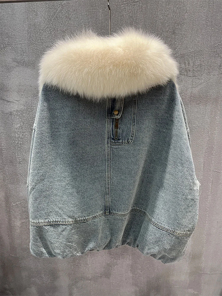 سترة نسائية شتوية جديدة لعام 2025 من قماش الدنيم ملابس خارجية فاخرة معاطف نسائية بياقة من فرو الثعلب الحقيقي سترة من ريش الإوز الطبيعي تخفيضات كبيرة