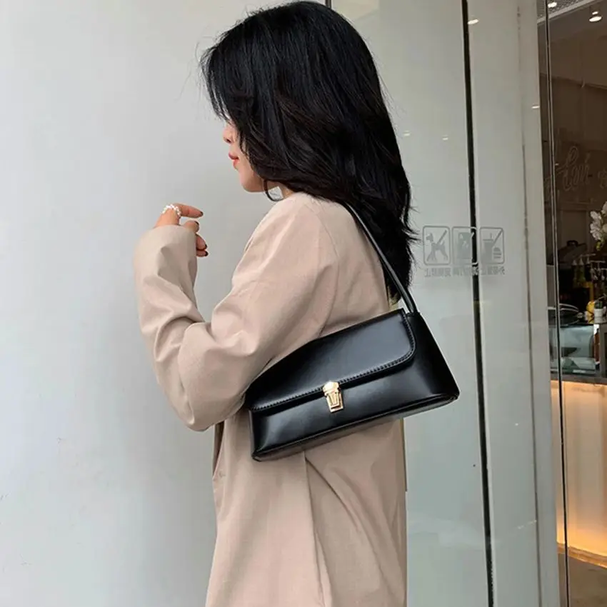 المرأة بلون حقيبة تحت الإبط مشبك معدني بولي Leather الجلود حقيبة كتف سعة كبيرة 2025 الخريف موضة تخفيف حقائب كروسبودي