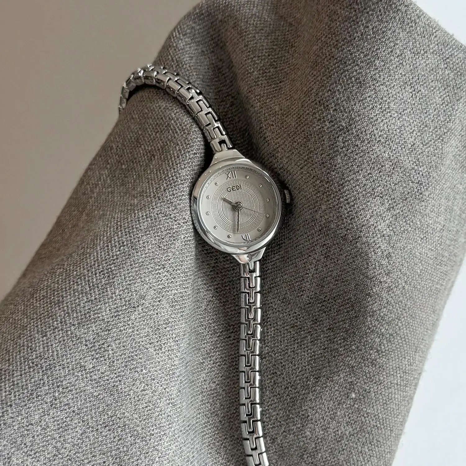 GEDI Fashion Retro Luxury Ladies Watch with Small Round Dial Bracelet Women's Watches & Clocks to Match Outfits 2025 New Arrival image 4