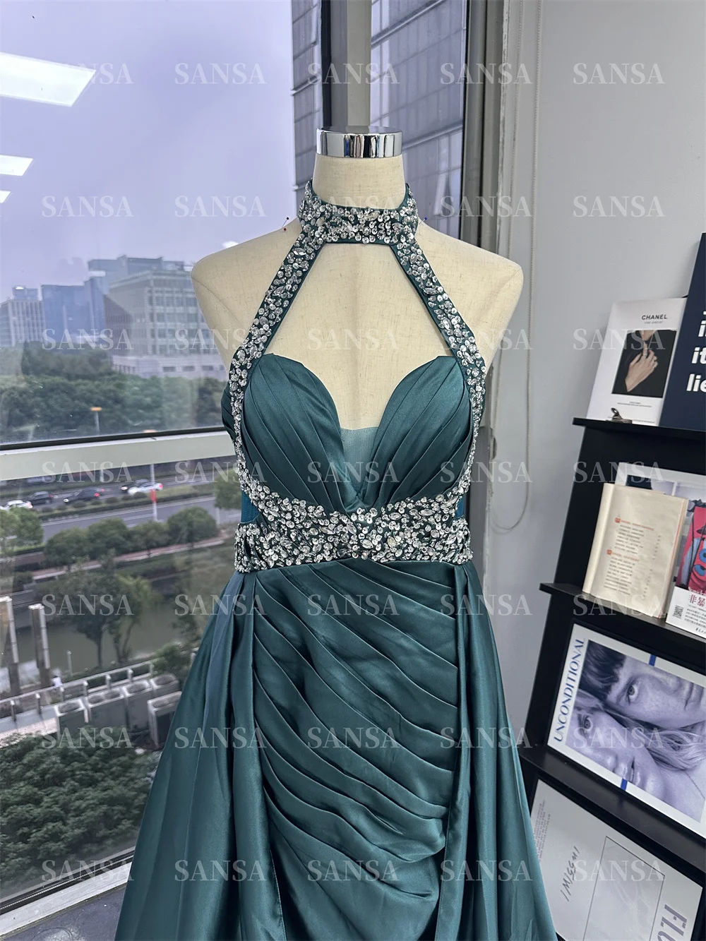 Sansa Customized Dark Green Sleeveless Party Dresses A-Line Halter Neck Vestidos de fiesta Satin Crystal Bead String فساتين سهرة