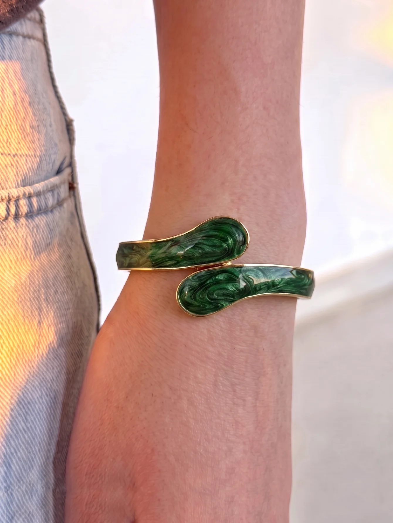 1 Piece of Fashionable Retro Aesthetic Green Swirl Enamel Open Spring Bracelet, Suitable for Women's Daily Wear and Evening Party Jewelry Accessories