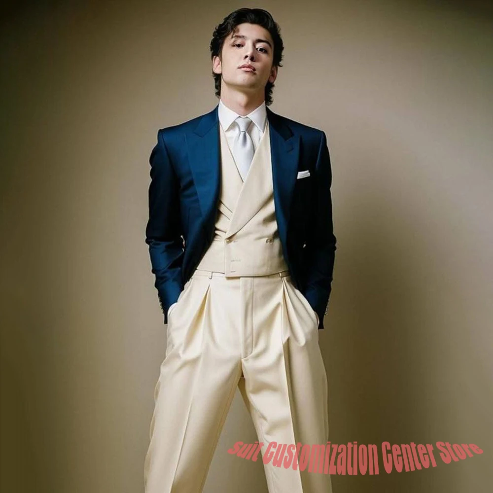 

Элегантный темно-синий мужской костюм: пиджак, бежевый жилет и брюки. Современный смарт-комплект из 3 предметов для свадьбы и торжественных мероприятий.