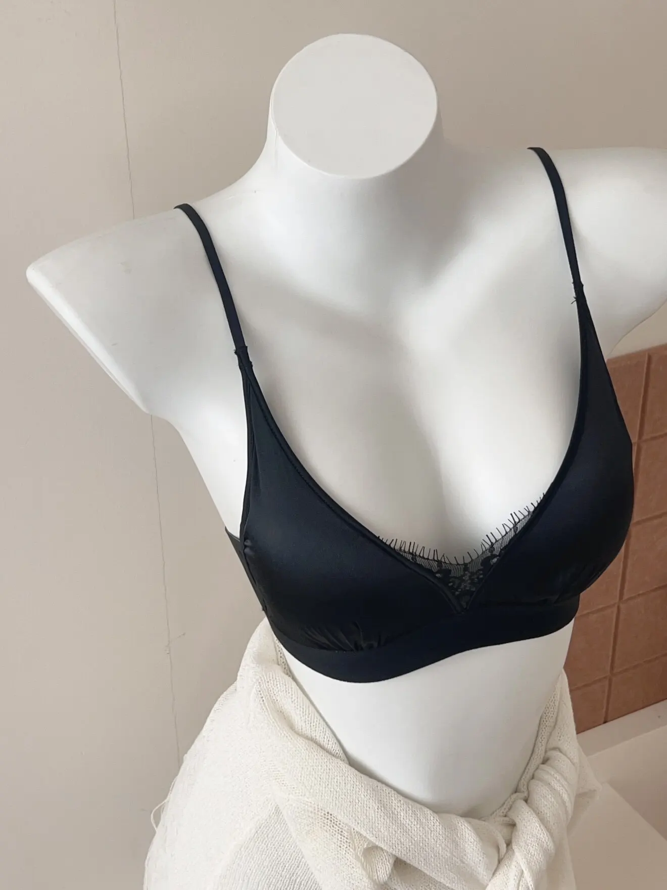 Seamless Ultra-Thin French Deep V Lace Triangle Cup Bra, Wireless Satin Lingerie, Gathered & Supportive for Small Bust, Sexy Sty