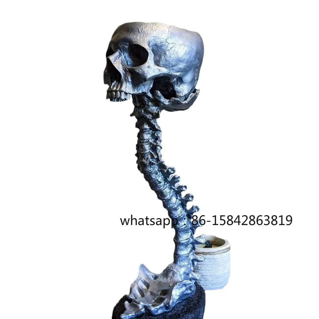 set-di-vasi-a-forma-di-teschio-e-supporti-a-forma-di-colonna-vertebrale