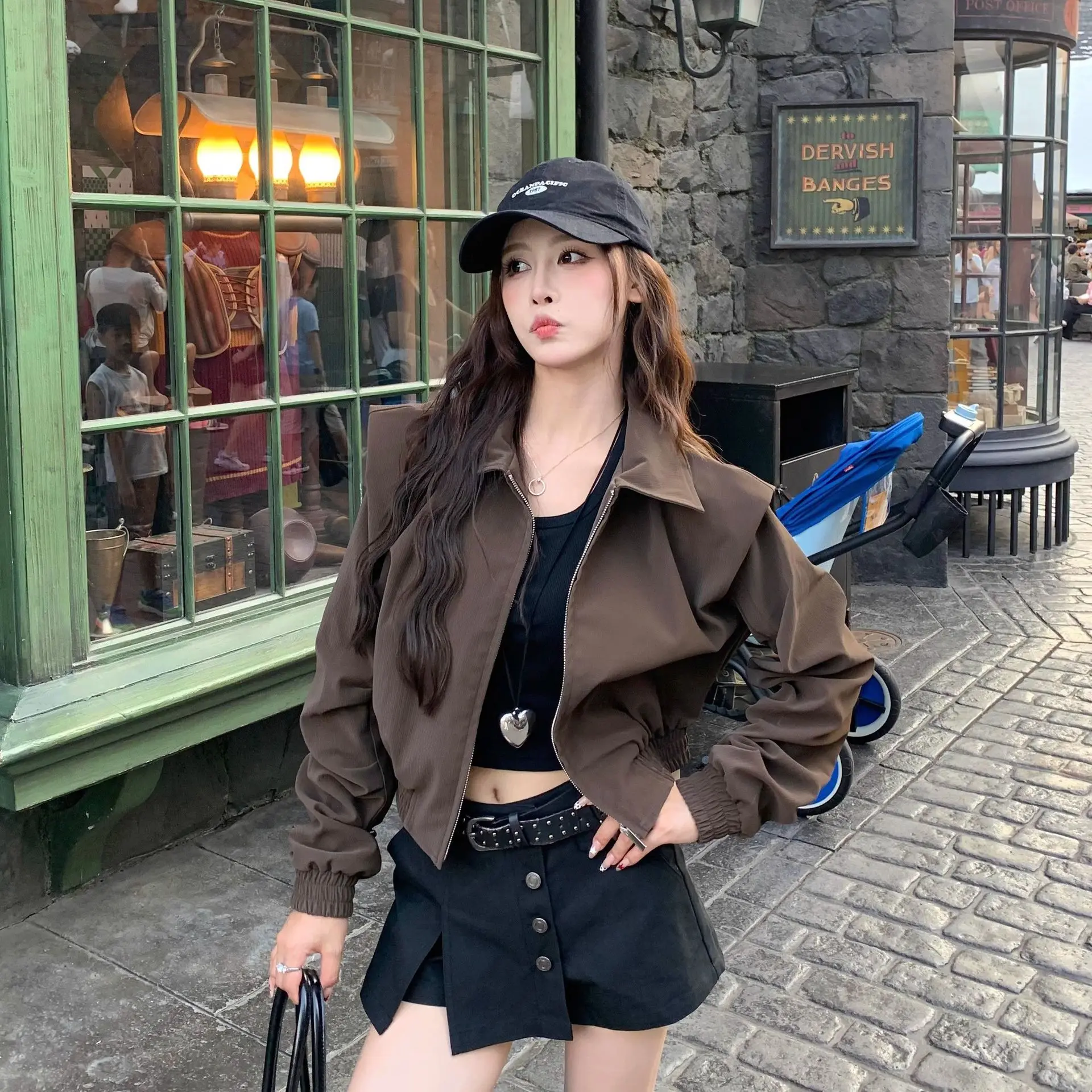 سترة قصيرة مبطنة باللون البني الداكن وياقة مقلوبة للنساء لخريف 2025 سترة بيسبول جديدة للنساء #6