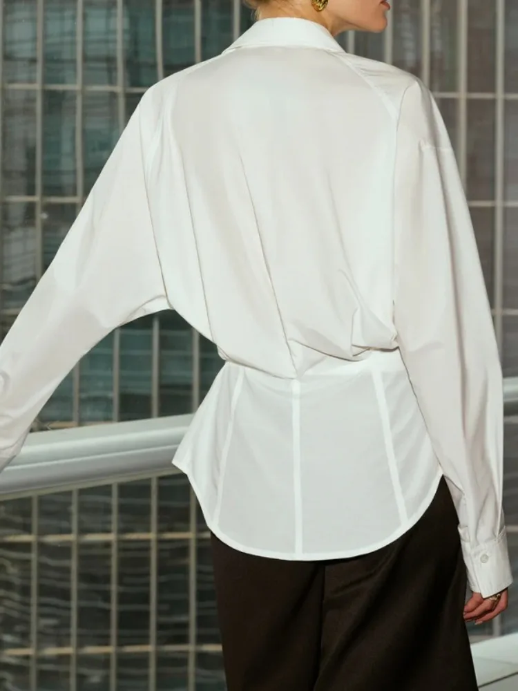 เสื้อเชิ้ตผู้หญิง Bonboho สีขาว ปกเสื้อแบบปกเชิ้ต ติดกระดุมตกแต่ง ช่วงเอวเข้ารูป แขนยาว สไตล์หรูหรา เหมาะสำหรับใส่ทำงานในออฟฟิศ