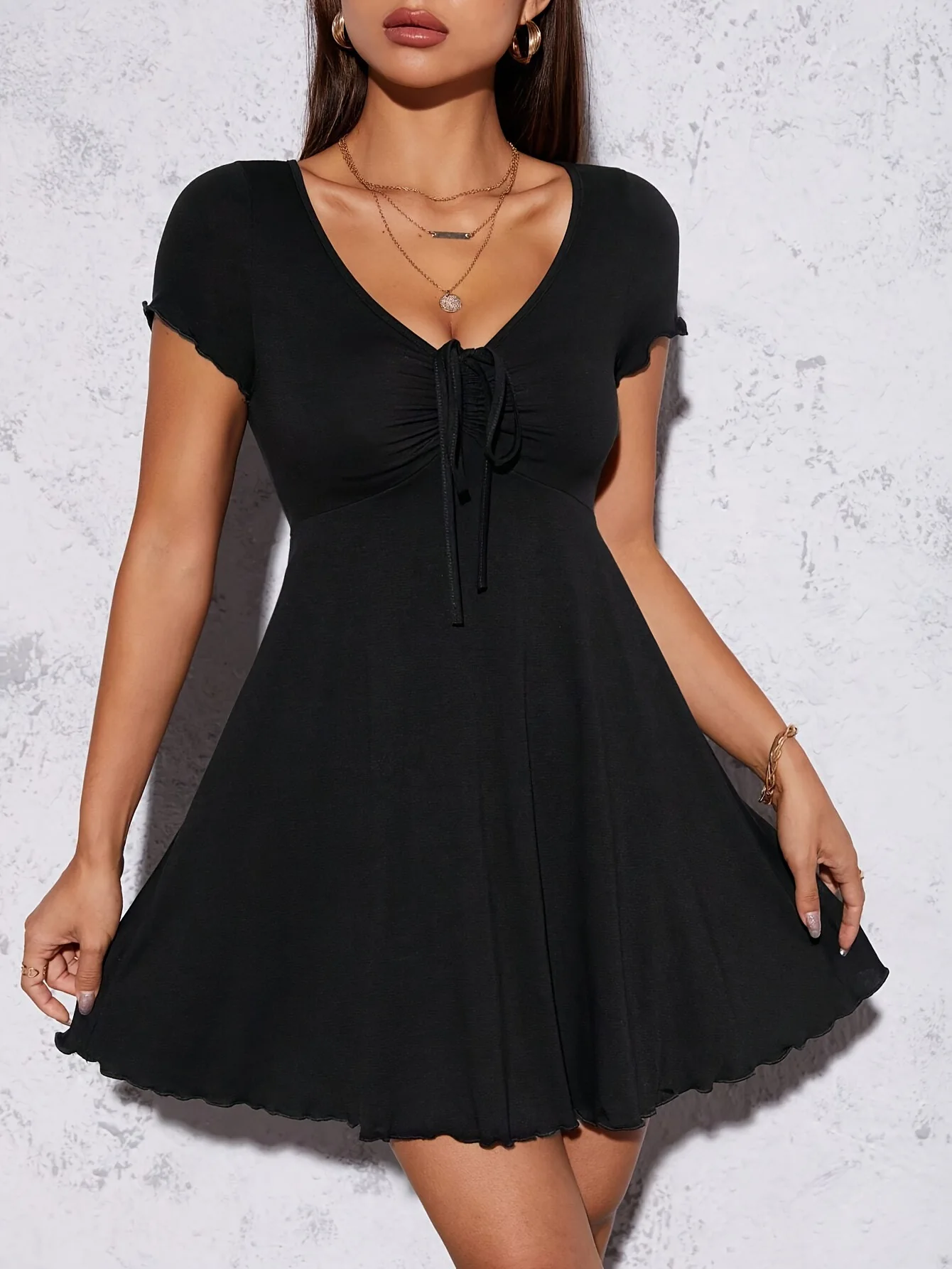 Sommerkleid für Damen mit V-Ausschnitt im Pure Desire Stil, Schleifendetail, Französischer Slim-Fit, Elegantes Design mit Taillenbindung – Detail 31