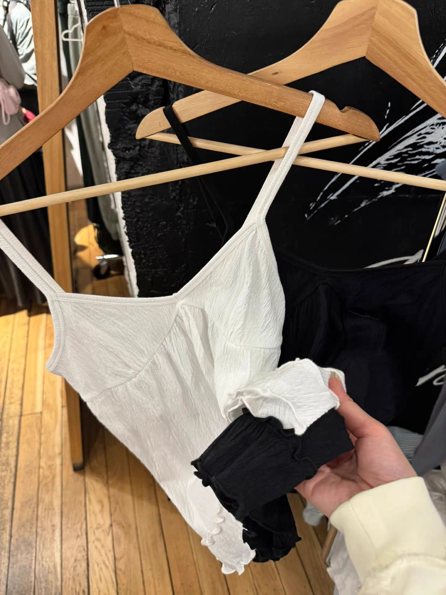 Elegancka teksturowana koszulka damska z falbankami na dole, seksowny letni top na ramiączkach z dekoltem w serek i odkrytymi plecami, bawełniana bluzka damska, biała, prosta, dopasowana, długa koszulka Y2k